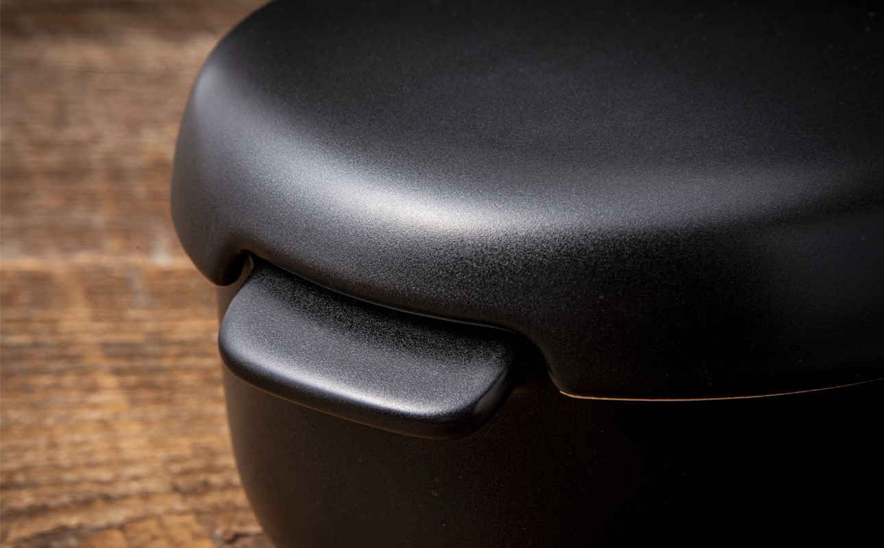 【萬古焼(ばんこやき)】Handmade土鍋 弥生陶園　職人が一つ一つ丁寧に成形し焼き上げる、こだわりのおひつ　土鍋の国内生産80％のシェアを誇る伝統の萬古焼　TS-412　丸おひつ2合（黒釉）レンジ