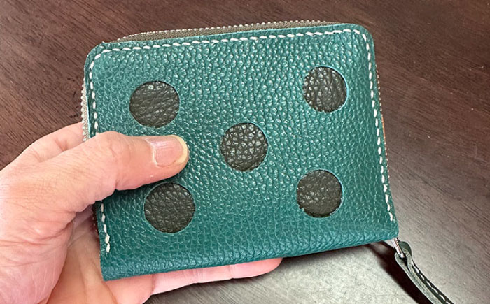 【職人手作り】イタリア産 アドリア牛革 水玉模様のラウンドファスナー 二つ折り財布タイプ２（選べる15色）《築上町》【たけもとかばん】革製品 レザー 牛革 [ABAM058]