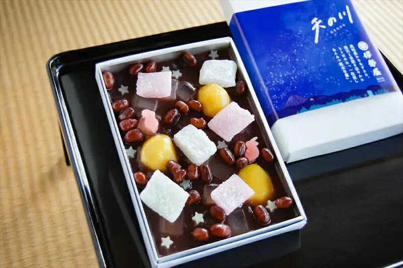 【うさぎや星が夜空に浮かぶ“進化系ネオ和菓子”】夏の夜空に見立てた“あんみつ風“水羊羹「天の川」 創業昭和10年 小田原 伊勢屋〈出荷時期:2025年6月15日～2025年8月31日〉【 和菓子店 神