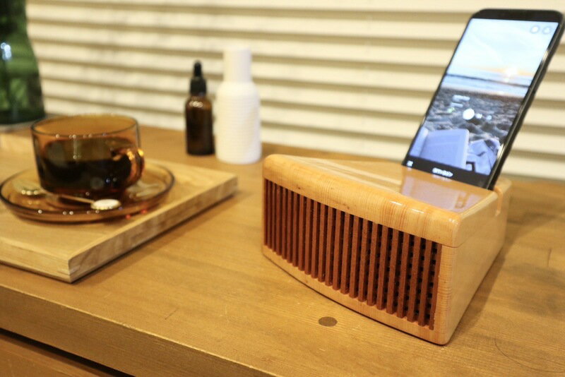 【ふるさと納税】木製 iPhone スタンドスピーカー 選べる グリル開口部 縦 横 タイプ インテリア スピーカー マホガニ 雑貨 アウトドア キャンプ スマホ 電源不要 おしゃれ iphone全機種対応 充電しながら 手作り 伝統 ものづくり お取り寄せ 愛知県 小牧市 送料無料