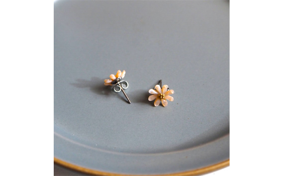 シェルのピアス マーガレット［ピンク］金属アレルギー対応 チタン製ピアス ハンドメイド