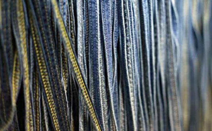 唯一無二の存在感!デニム加工職人が編み上げた、こだわりクッション