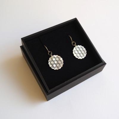 ふるさと納税 大和高田市 白蝶貝のレース彫刻「麻」ピアス |  | 03