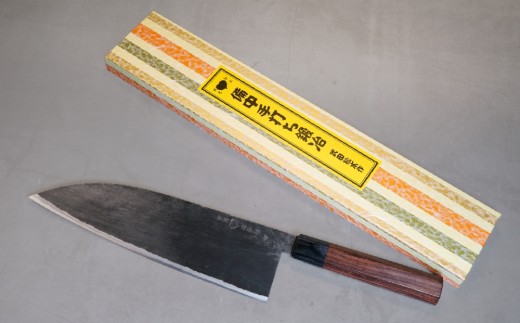 武田刃物の人気包丁を新見市ふるさと納税でご用意。伝統技術を未来へつなぐ一品としてぜひご検討ください。
