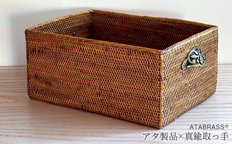 
            BAX-441SIN アタブラスエレガント取っ手収納ボックス（無地・W26×D18×H12） アタ 真鍮 取っ手 ボックス 収納 箱 入れ物 おすすめ 雑貨 キッチン 小物 タオル かご インテリア クラシカル クラシック エレガント アンティーク イギリス グッズ オリジナル 手作り プレゼント ギフト おしゃれ 洗練 クール 便利 高級感 職人 数量限定 バリ島 アジアン ATABRASS
          