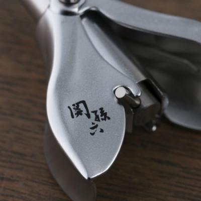 ふるさと納税 関市 関孫六 回転式鼻毛カッター 貝印 ケア用品 グルーミング用品 関市 お掃除ブラシ付き |  | 02