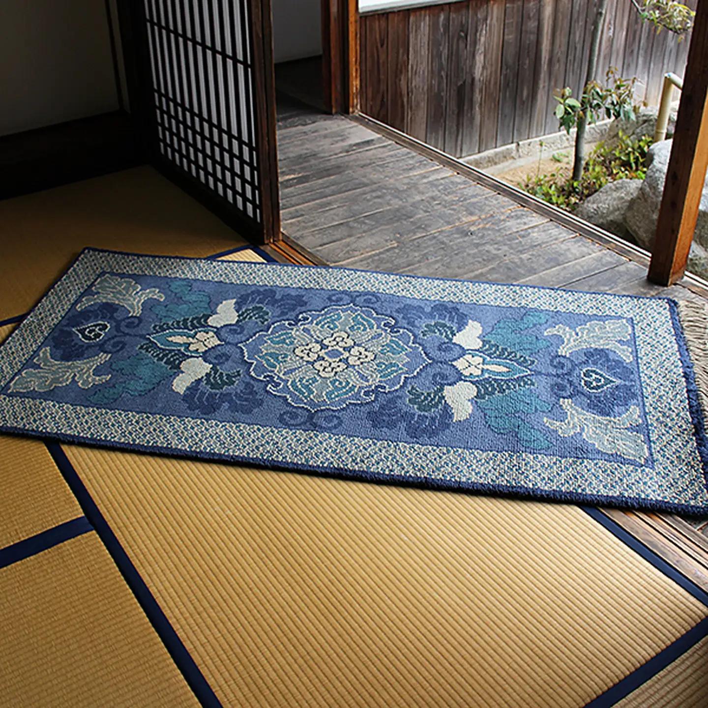 鍋島緞通【手織り】95×191cm 蟹牡丹文縁七宝山形花あさぎ 絨毯 手織り絨毯：D323-004