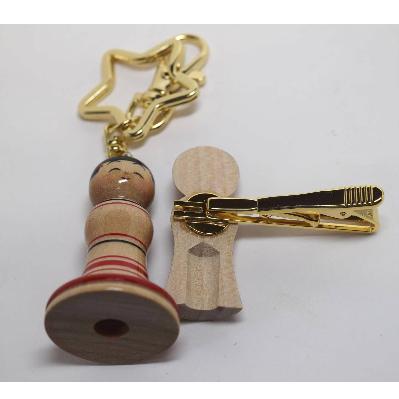 ふるさと納税 黒石市 「こけス」ネクタイピン&キーホルダー(赤ロクロ線) |  | 02