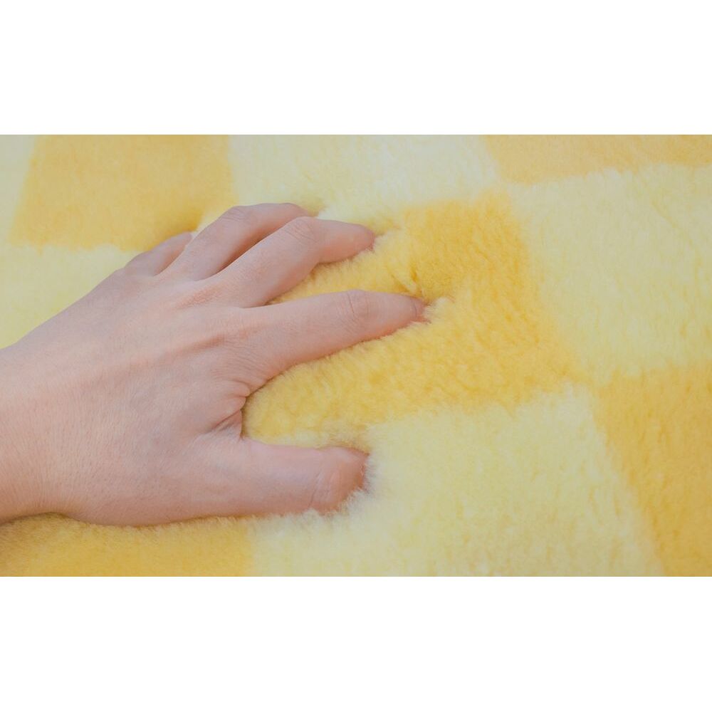 奈良　マスダ製　ムートン座布団　チェック柄　ライトイエロー　40cm×40cm／毛長25ｍｍ 羊毛皮 高級 スプリングラム 贅沢 100％使用 通年使用可能 ムートン 短毛 座布団 ラグ 高品質 快適