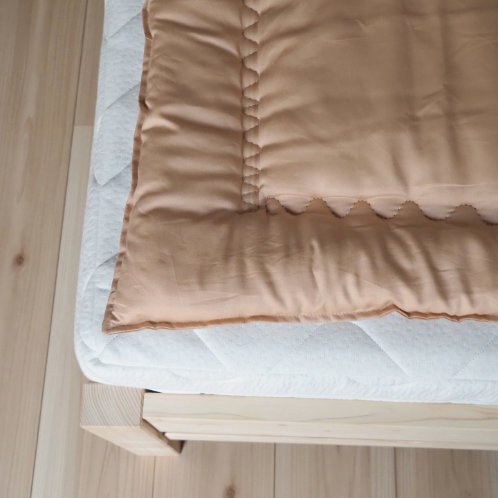 【ベージュ】マットレスの上に一枚(ベッドパッド) マザーコットンパッド クイーン ＜亀屋寝装センター＞《寝具 布団 ベッドパッド 綿布団 軽量 綿》