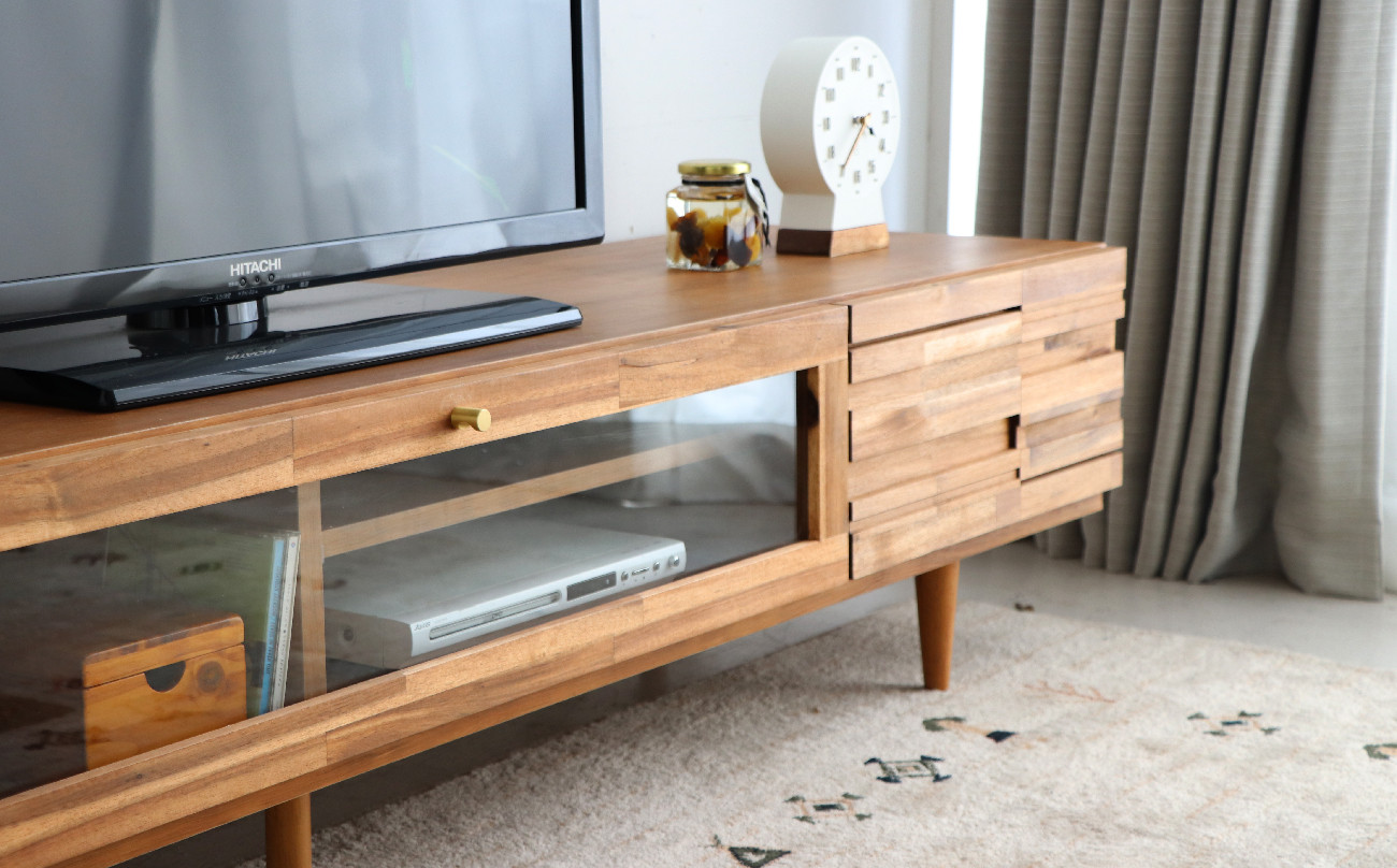 木目の存在感のあるアカシア材に好相性な前板の凹凸デザイン。※モニタ、カーペット、小物等は返礼品に含まれません。