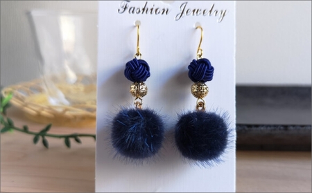 ＊藍色（ネイビー）＊水引ピアス/玉結びとフェイクファーのピアス
