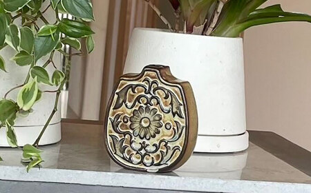 【瀬戸焼】一輪挿し　唐草模様　丸　（K28） / 瀬戸焼 ギフト 一輪挿し 花瓶 花器 インテリア[BBAJ018]