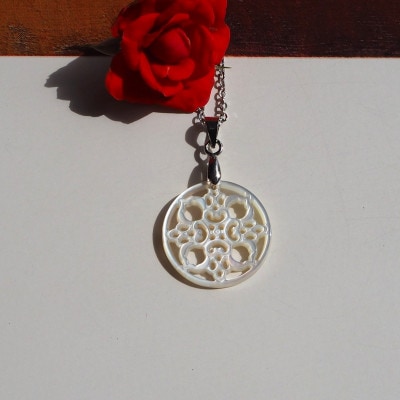 白蝶貝「大極門の錺金具」ペンダント【1681046】