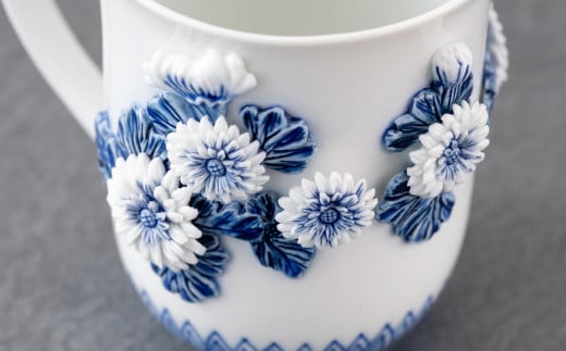 〈平戸洸祥団右ヱ門窯〉平戸菊花飾染付マグカップ