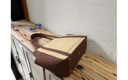 【2026年6月上旬発送開始】【 AKIRA オリジナル】【 マツコの知らない世界 で紹介されました！】 中型レディストートバッグ ダブルポケット ベージュ帆布×ダークブラウン 軽量 軽い 日本製 キ