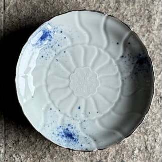 有田焼 吹き墨縁錆睡蓮彫 和皿 2枚【有田焼 花伝作】食器 器 和皿 皿 セット 白 渕錆 A25-567_イメージ2