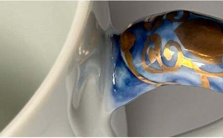 A25-478 有田焼 ギャラリー花伝 白磁金彩エンタシス 饕餮文 ( とうてつもん ) 把手付 ペアマグカップ ティータイム