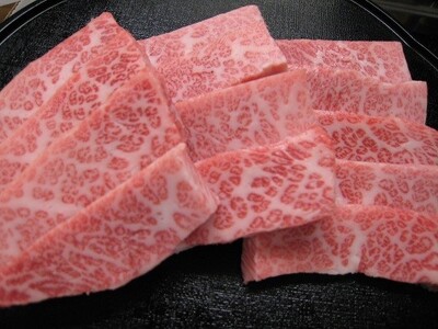 【3.4-5】松阪牛極上霜降りカルビ焼肉用500ｇ焼肉のたれ付　極上の柔らかさ 化粧箱入り（柔らかい 松坂牛 松阪肉 高級ブランド牛 バラ ハネシタ 三角バラ 焼き肉 自宅用 贈答品 ギフトA4 A5