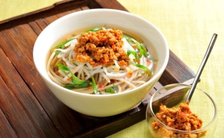 黒胡麻麺 麺類 手延べ 銀四郎めん 粒ごと 黒胡麻麺