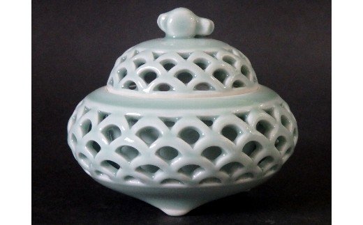 【伊万里焼】青磁蕪型青海波透かし彫り香炉【市川冬山窯】 H400