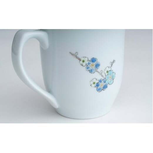 肥前赤絵窯元 鷹巣 梅文様 マグカップ（青）食器 うつわ 器 コーヒーカップ マグカップ 陶磁器 有田焼 A20-546_イメージ2