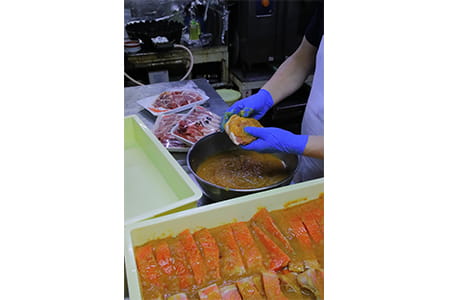 J18_01　銀鮭・越後もちぶた　特栽米コシヒカリ味噌漬、地酒吟醸粕漬セット（計約1,680g）