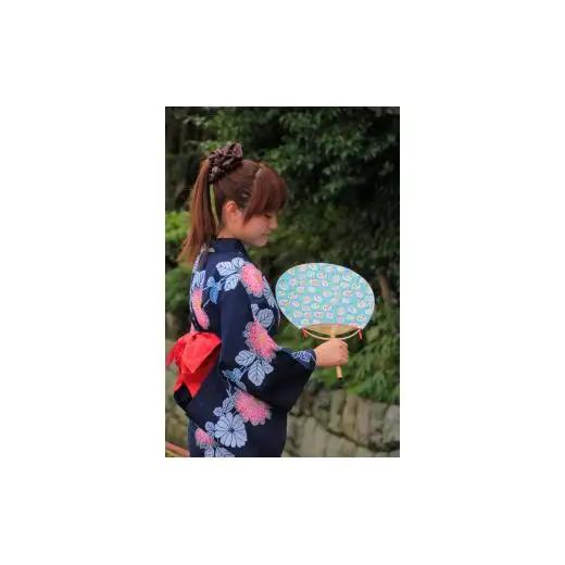 日永うちわ　香る（中）うちわ立て付Ａ　花と草ベージュ　№８