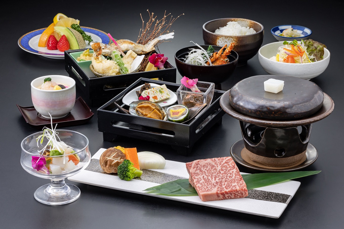 地域のブランド牛『千屋牛（ちやぎゅう）サーロイン』をメインに時季の料理をご堪能ください。