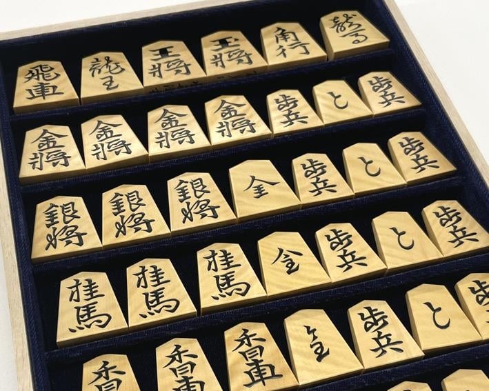 
            1200-08-19 「富月」作 盛上 将棋駒 水無瀬書 御蔵島黄楊 虎斑 【限定1品】
          