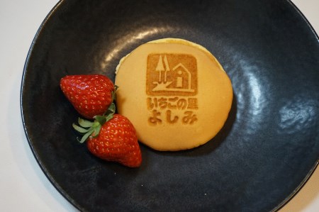 【有限会社いちごの里よしみ観光協会】道の駅いちごの里よしみ限定販売　いちご生どら焼き１２個セット