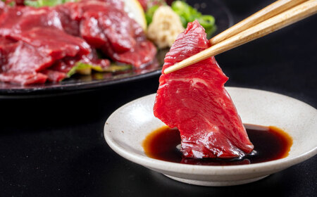 【全3回定期便】赤身馬刺し・馬肉さくらユッケ セット 【合同会社　長岡フーズ】[ZFR030]