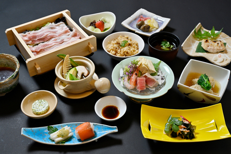 湯元板屋の1泊2食 宿泊券 (和室4名) [日光国立公園内にある豊かな自然に囲まれた源泉かけ流しの老舗温泉旅館] [0363]
