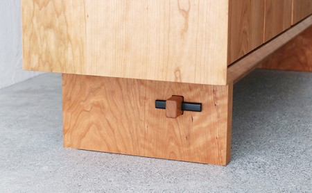 リビング キッチン ボード 収納 木製 無垢 ブラックチェリー ガラス 幅 150 奥行 42 秋山木工 家具 シンプル ナチュラル おしゃれ 国産 耳付き 日用品 静岡県 藤枝市 ( 人気収納 ふる