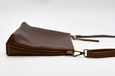AX006-1　益子の革工房maharoのショルダーポーチ（M）ブラウン