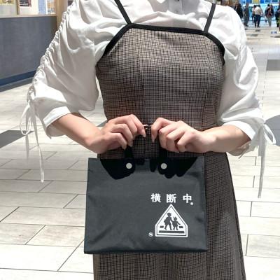 ふるさと納税 静岡市 横断バッグ ランチバッグ(ブラック)&カード入れ (オレンジ) |  | 02