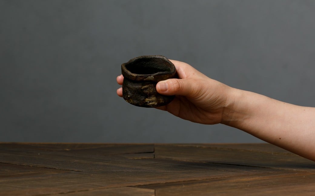 唐津焼では珍しい刳貫（くりぬき）技法で時間をかけて丹念に製作されています。