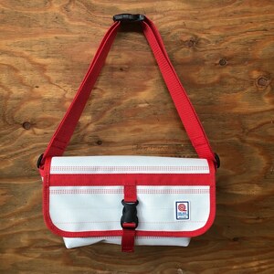 11-58R　【SUWAプレミアム】FIRE HOSE PRODUCTS　ボディバッグ　ホワイト（L）（パイピングカラー：赤）／信州諏訪ガラスの里