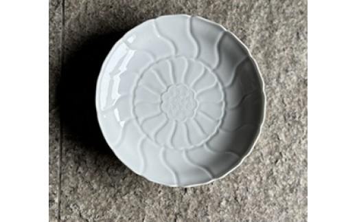 
                  白磁睡蓮彫和皿ペアセット　有田焼花伝造
                