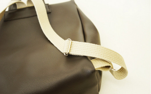 No.250-03 名入れができるPVCレザーベビーリュック「ARUKO」（ベージュ）