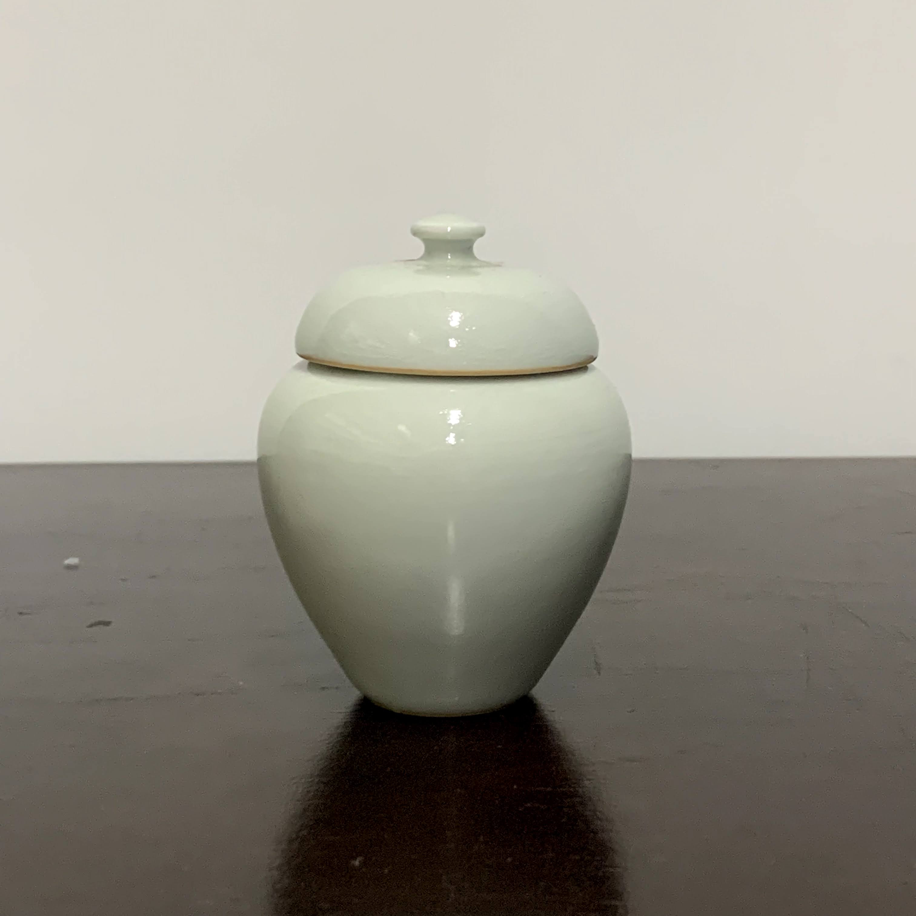 
有田焼 陶祖李参平窯 蓋つき小瓶 白磁
