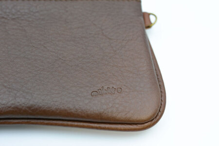 益子の革工房maharoのファスナー 通帳ケース　キャメルブラウン｜栃木県 益子町 ふるさと納税 ファスナー通帳ケース 牛革 手作り（AX139-1）