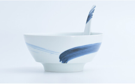 AA18-69 有田焼 究極のラーメン鉢 呉須刷毛（レンゲ付）白磁 究極のフォルム 軽量化 持ちやすい 洗いやすい まるぶん