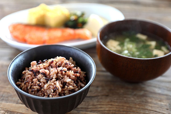 ＜9月中旬発送＞6か月定期便！雪若丸 玄米パックごはん 24個（入金期限：2025.8.25） 8月中旬発送