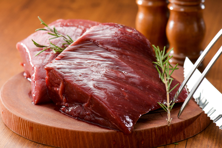 鹿肉 モモ 600g ( モモ300g ホエーモモ300g ) ジビエ 北海道 別海町 ホエー エゾシカ JY0000001（ 鹿肉 北海道産鹿肉 エゾ鹿肉 蝦夷鹿肉 ジビエ モモ 北海道 別海町 人