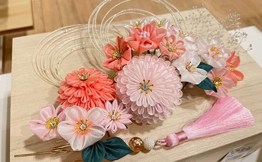 M548 【つまみ細工の髪飾り 花明かり】つまみ細工 髪飾り 絹100％ 成人式 七五三 結婚式 花 水引 絹 寿 花 フラワー ヘアアクセサリー ホワイト 振袖向け 卒業式 和装 着物 アレンジ自在