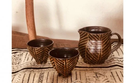 ＜南陶窯＞ピッチャー&四つ足カップ（ミニ２個）セット【灰釉・線紋】 ☆ やちむん 久場政一 読谷村 沖縄 エスニックテイスト セット