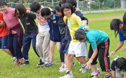 地元の中高生による町民運動会企画の様子