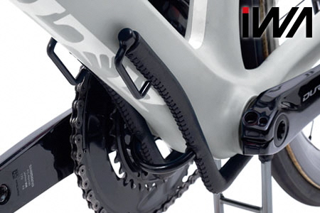 老舗家具メーカー「カリモク家具」と共同開発した高級天然木材のロードバイクスタンド「iWA1匠」本桜【0206】