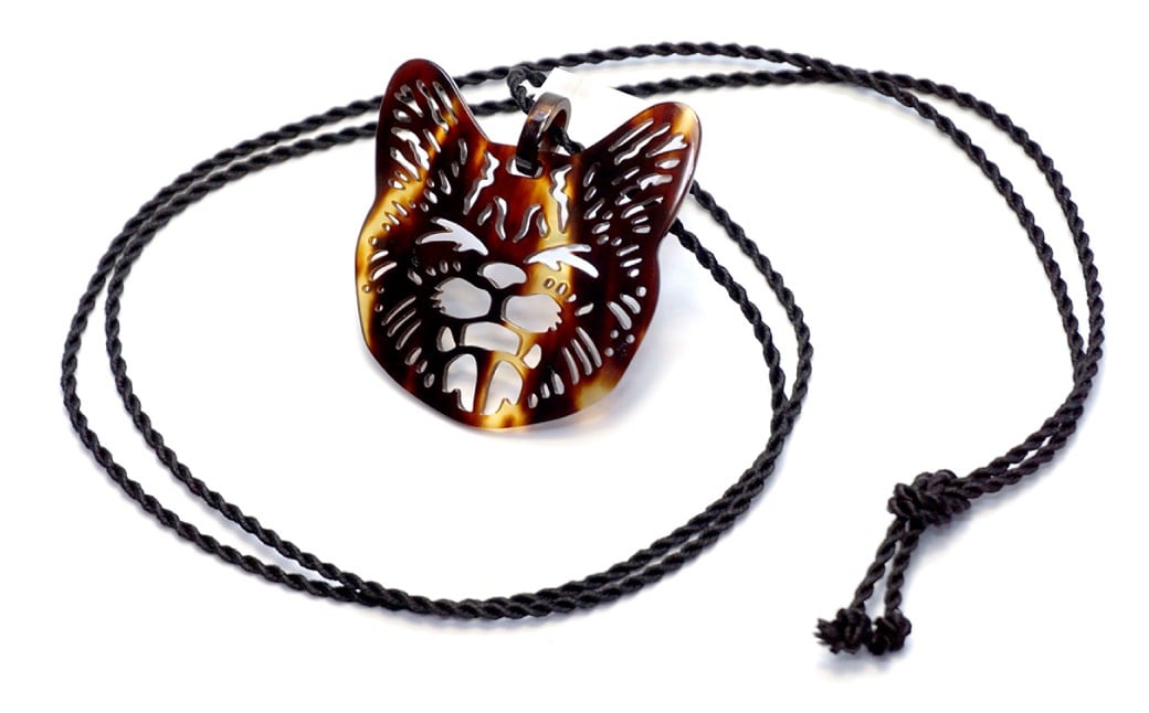 
            【べっ甲】あくび猫ペンダント ／ アクセサリー ペンダント 猫 ネコ ねこ べっこう 鼈甲
          